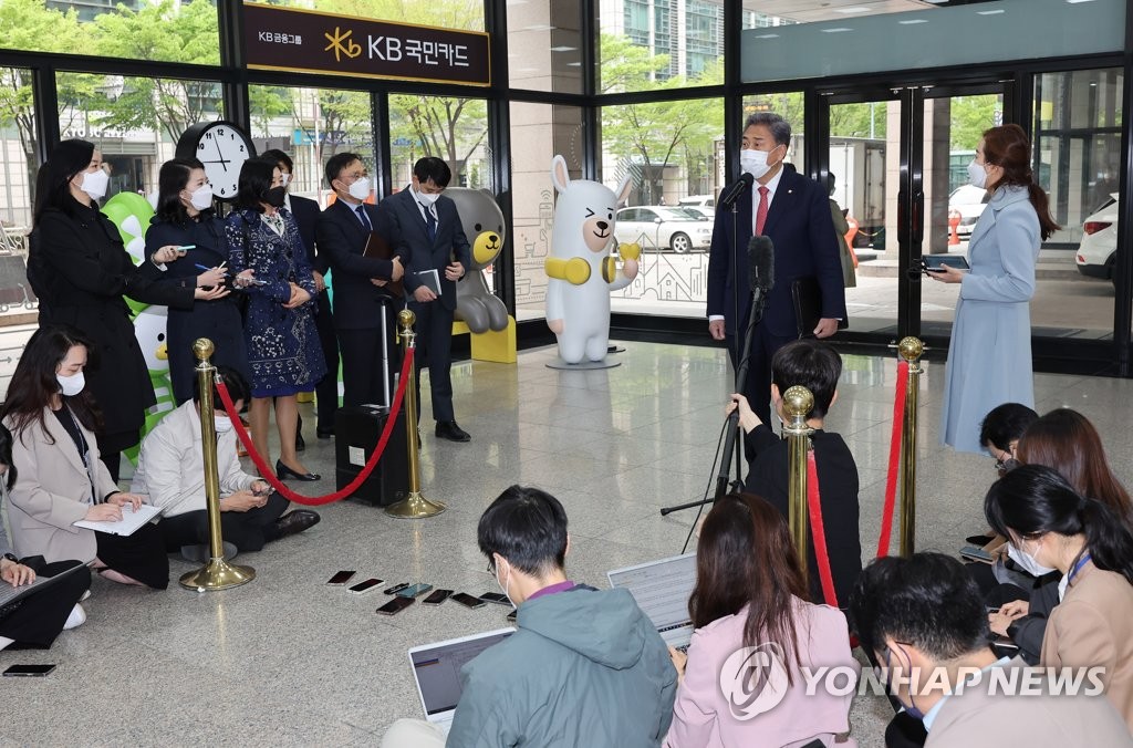 4月18日上午，在首尔内需洞，朴振接受媒体采访。 韩联社