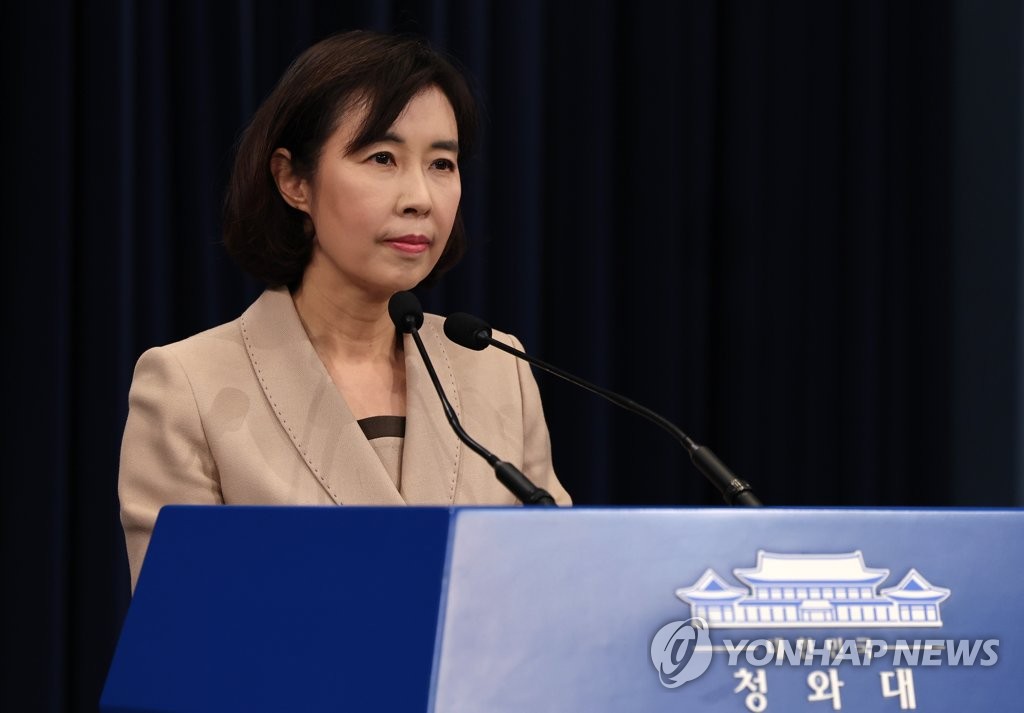 4月18日，在韩国总统府青瓦台，青瓦台发言人朴炅美举行记者会。 韩联社