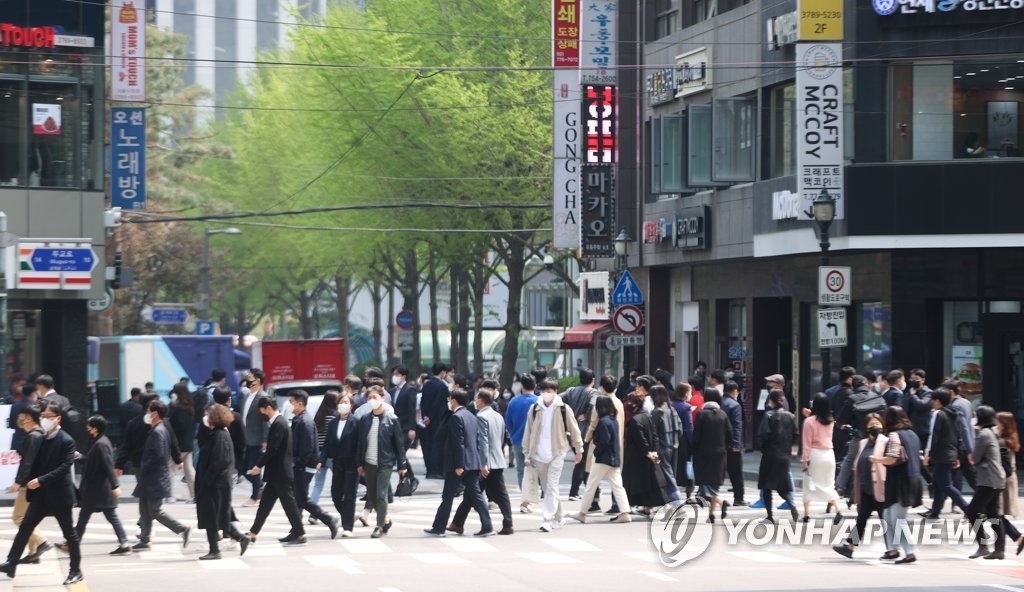 资料图片：4月18日，首尔市区一街头人潮如涌。 韩联社