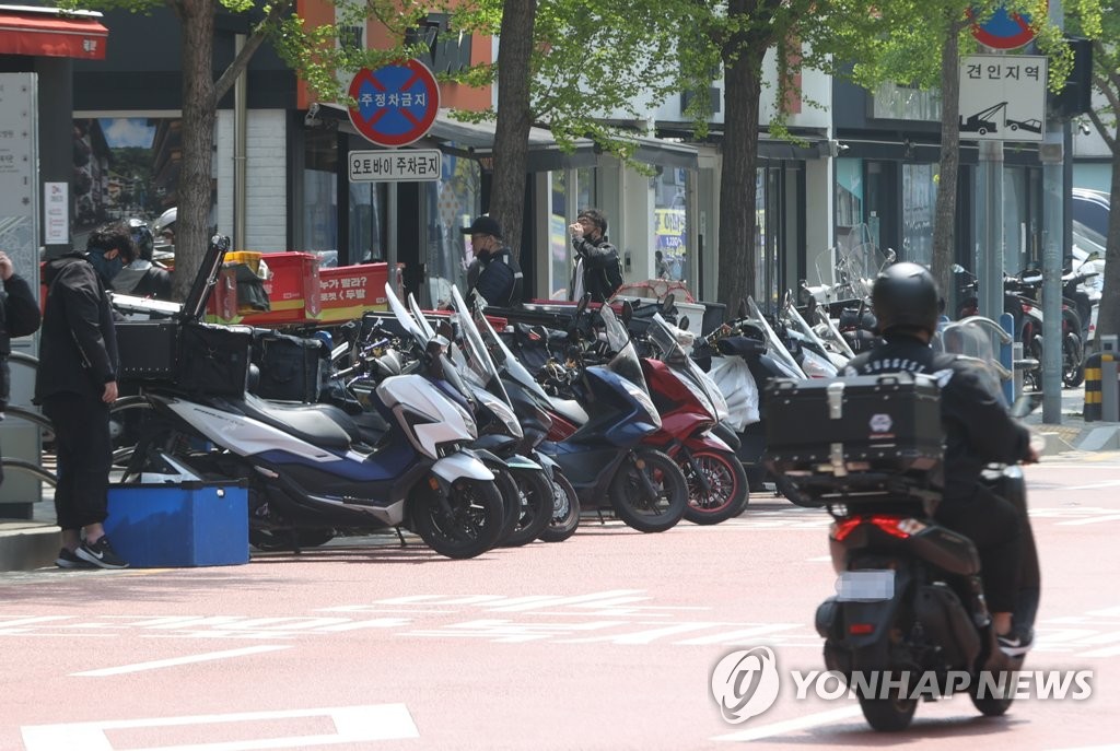资料图片：首尔龙山区汉南洞的街道上停满了外卖服务摩托车 韩联社