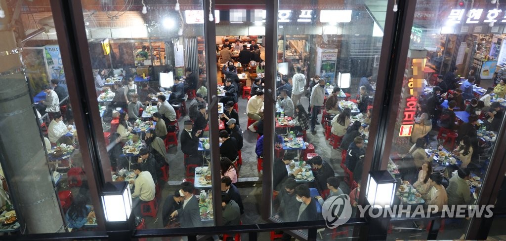 资料图片：首尔一家餐厅夜间大堂座无虚席。 韩联社