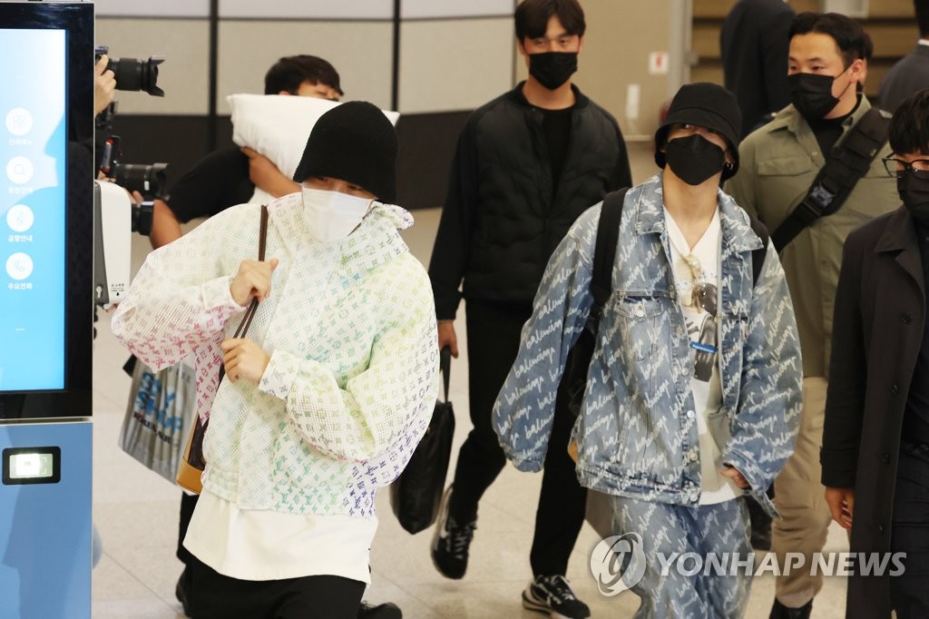 4月19日，防弹少年团（BTS）6名成员现身仁川国际机场。他们日前结束在拉斯维加斯的四场演唱会并于当天回国。 韩联社