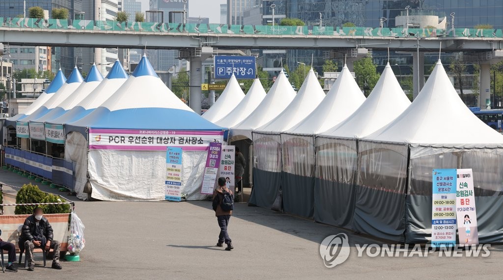 资料图片：韩国一处新冠筛查站内接受检测的人员寥寥无几。 韩联社