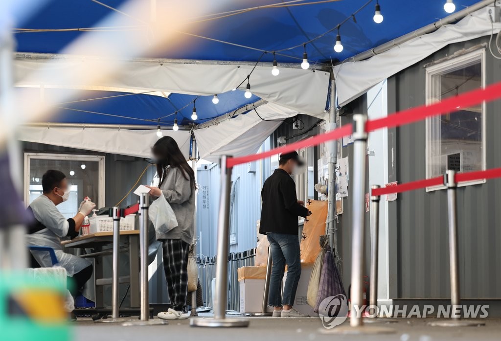 资料图片：韩国一处新冠筛查站内接受检测的人员寥寥无几。 韩联社
