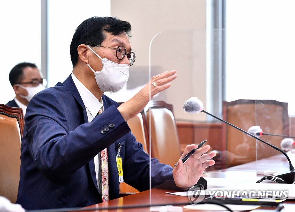 4月19日，韩国银行（央行）行长被提名人李昌镛在国会人事听证会上答问。 韩联社/国会摄影记者团