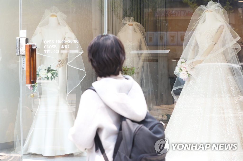 资料图片：婚纱礼服店 韩联社