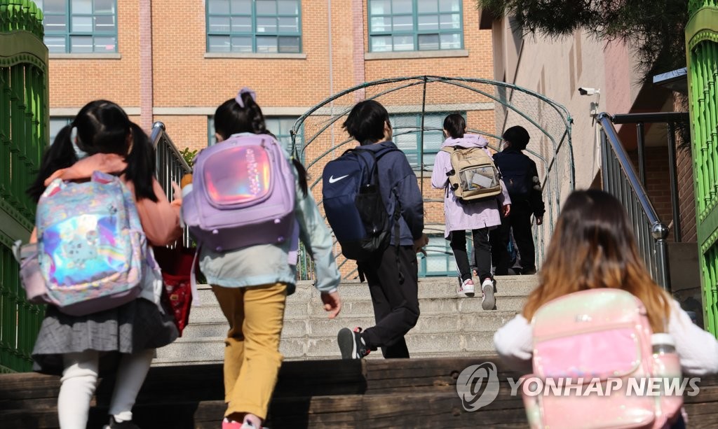 资料图片：小学生上学 韩联社