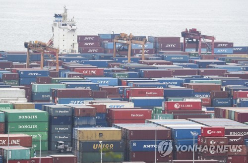 资料图片：釜山港戡蛮码头进出口集装箱堆积如山。 韩联社