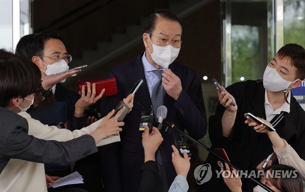 4月21日，在位于首尔市钟路区的韩朝会谈本部大楼，韩国统一部长官被提名者权宁世接受记者采访。 韩联社