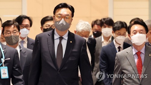 4月24日，在仁川国际机场，韩日政策协商代表团团长、韩国国会副议长郑镇硕（前排左二）等一行前往出发大厅。 韩联社