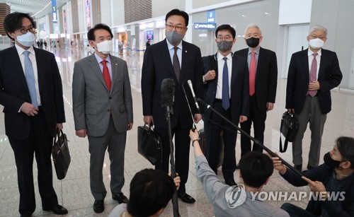 4月24日，在仁川国际机场，韩日政策协商代表团团长、韩国国会副议长郑镇硕（左三）在乘机前接受记者采访。 韩联社