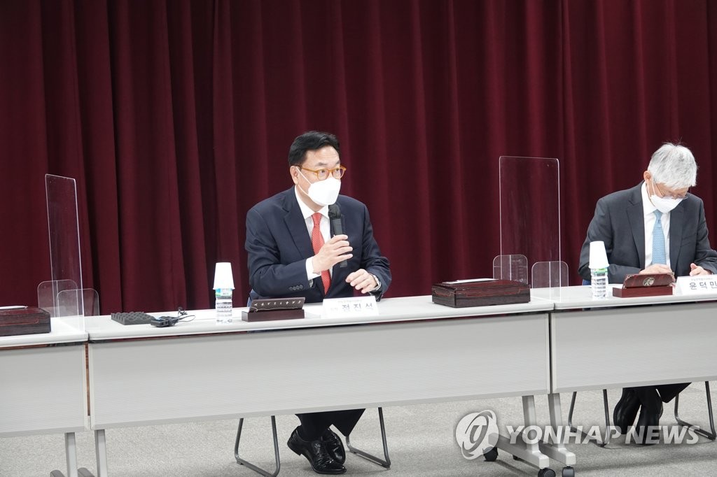 4月25日，在日本东京都的韩国驻日文化院，郑镇硕（左）与韩日旅游航空业人士座谈。 韩联社