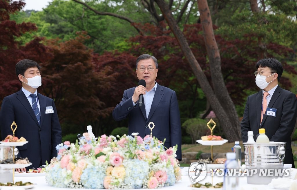 4月25日，韩国总统文在寅（中）在青瓦台与跑口记者座谈。 韩联社/青瓦台供图（图片严禁转载复制）