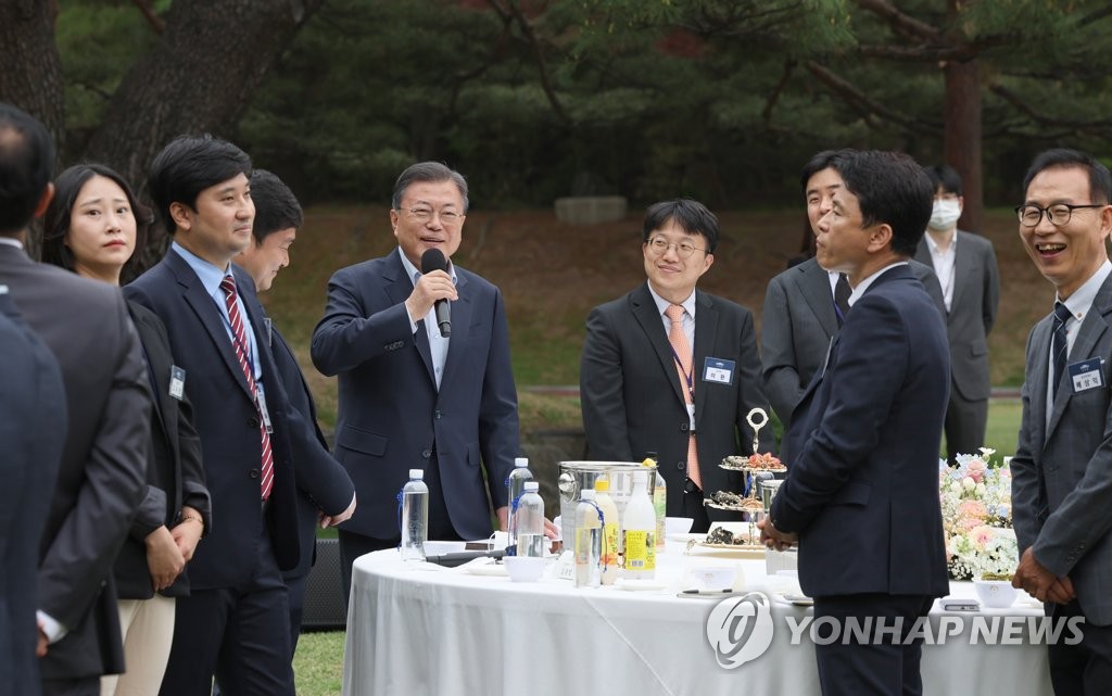 4月25日，韩国总统文在寅在青瓦台与跑口记者座谈。 韩联社/青瓦台供图（图片严禁转载复制）