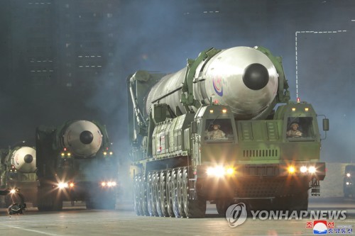 资料图片：朝中社4月26日报道称，为纪念朝鲜人民军（抗日游击队）建军90周年，朝鲜25日晚在平壤金日成广场举行阅兵式。图为在阅兵式亮相的“火星-17”型洲际弹道导弹。 韩联社/朝中社（图片仅限韩国国内使用，严禁转载复制）