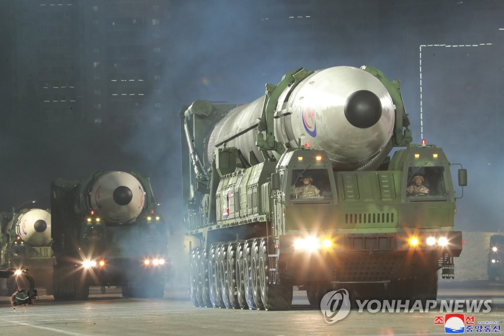 资料图片：朝中社4月26日报道称，为纪念朝鲜人民军（抗日游击队）建军90周年，朝鲜25日晚在平壤金日成广场举行阅兵式。图为在阅兵式亮相的“火星-17”型洲际弹道导弹（ICBM）。 韩联社/朝中社（图片仅限韩国国内使用，严禁转载复制）