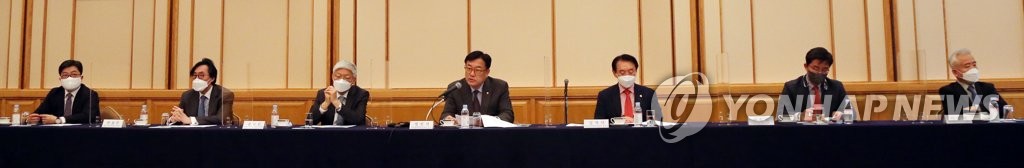 4月28日，在东京一家酒店，韩国政策协商代表团举行记者会，向记者团介绍访日成果。 韩联社