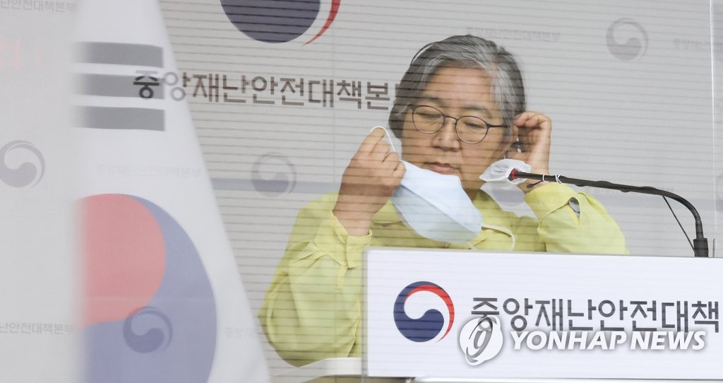 4月29日，在中央政府世宗办公楼，郑银敬公布解除户外口罩义务等防疫调整方案。 韩联社
