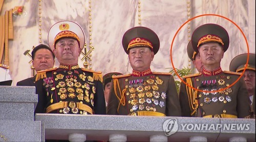 阅兵式主席台上红圈中的崔头用站在军队二把手权永进（左二）身旁。 韩联社/朝中社（图片仅限韩国国内使用，严禁转载复制）