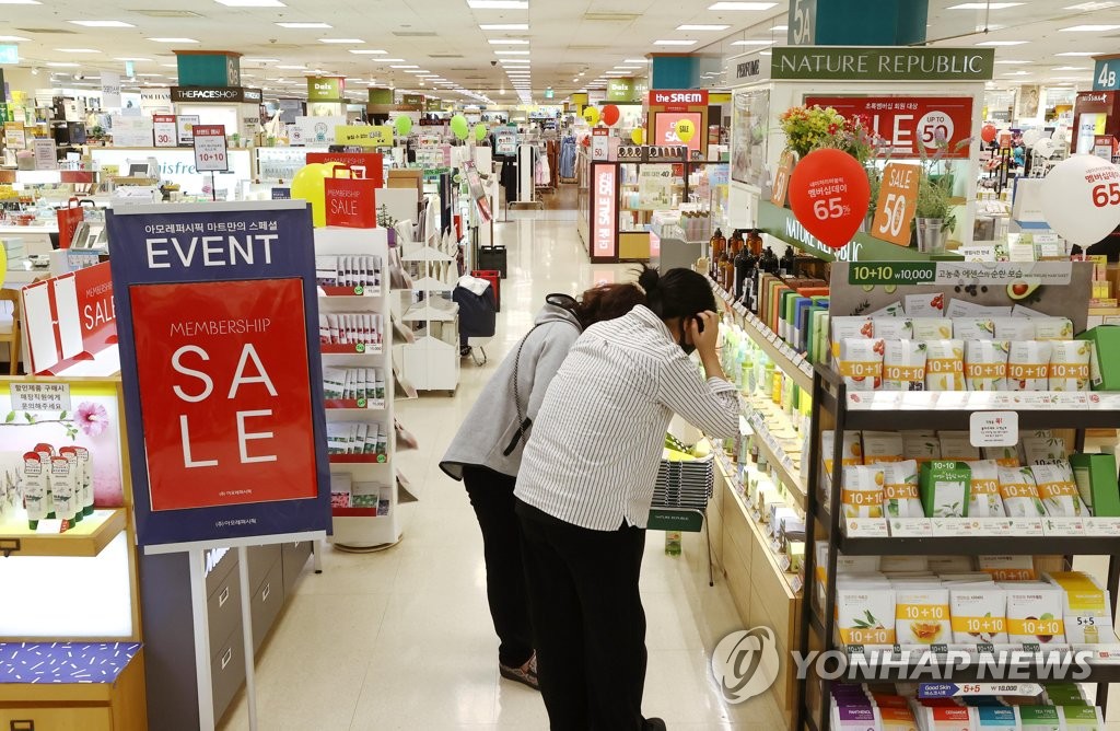 资料图片：首尔一家大型超市的化妆品柜台，摄于2022年4月29日。 韩联社