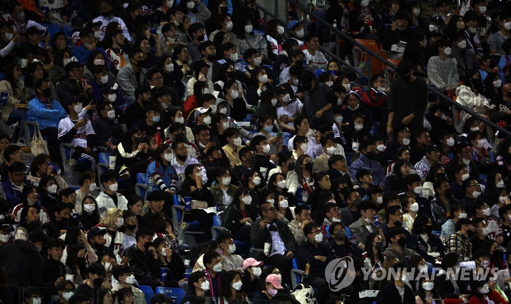 4月29日，在蚕食棒球场，观众戴着口罩观看比赛。 韩联社