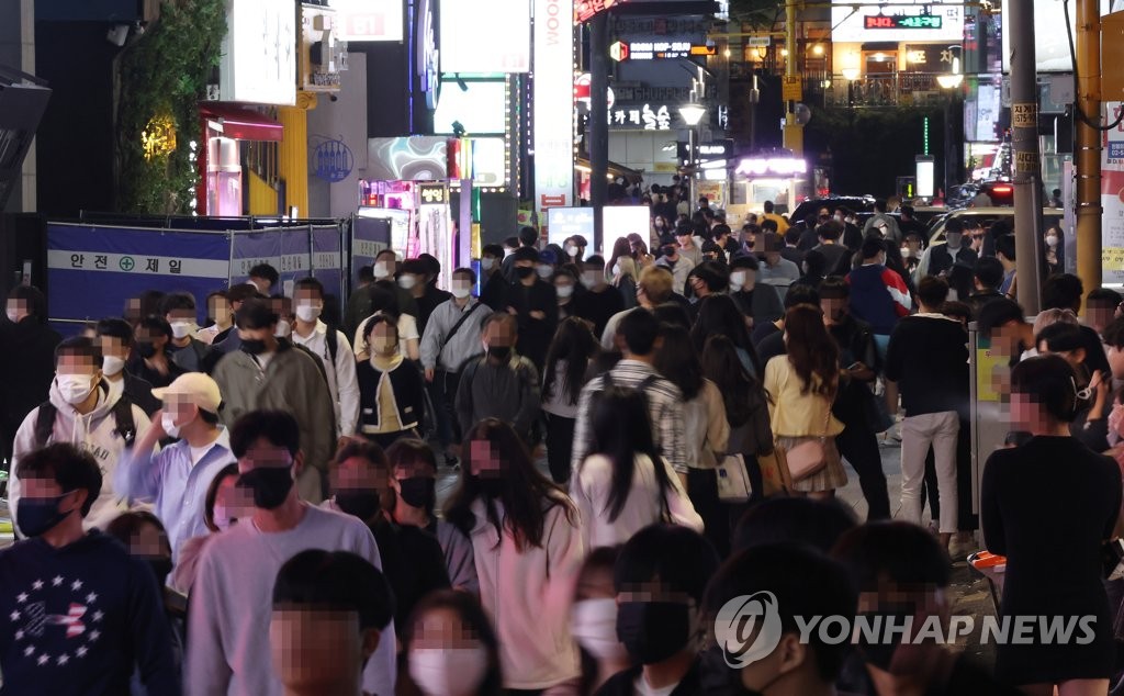 资料图片：首尔市江南区的一条街再现昔日喧嚣，摄于4月29日。 韩联社