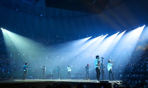 资料图片：5月1日，在首尔蚕室室内体育馆，男团Stray Kids在世界巡演“MANIAC”上精彩献唱。这是他们自2019年以来时隔2年零5个月再次举办世界巡演。 韩联社/JYP娱乐供图（图片严禁转载复制）