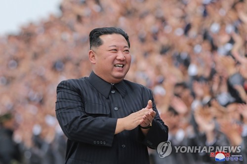 朝鲜宣传金正恩召集受阅青年合影树爱民形象