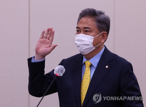 5月2日，在国会，朴振出席国会外交统一委员会人事听证会。 韩联社