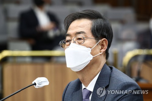 资料图片：5月2日，在国会举行的人事听证会上，国务总理被提名人韩悳洙答问。 韩联社