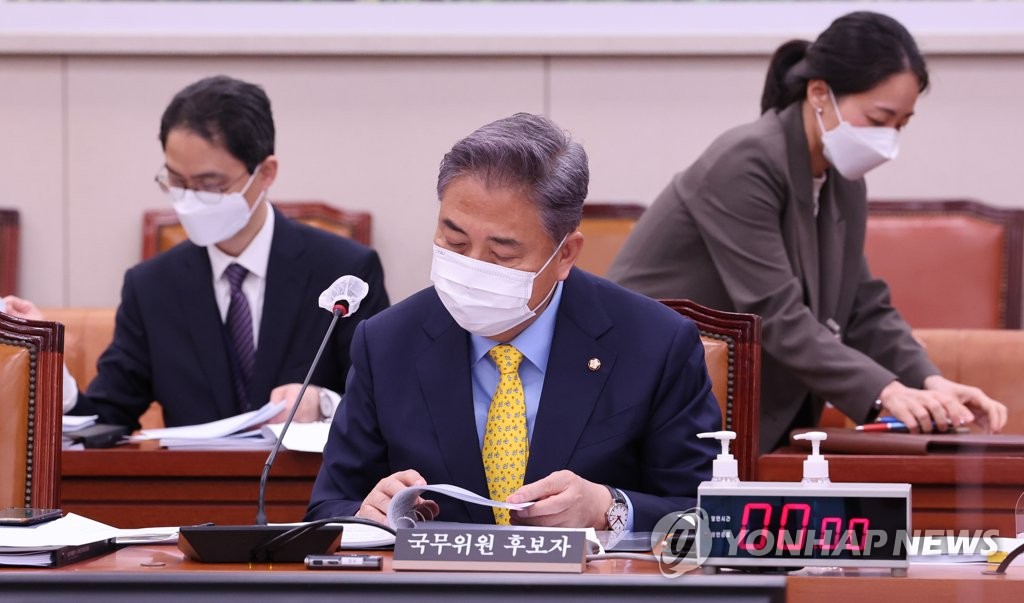 5月2日，在韩国国会，朴振（居中）出席人事听证会。 韩联社