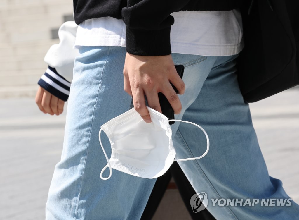 资料图片：5月2日，在位于首尔市冠岳区的首尔大学，一学生在户外摘掉口罩。 韩联社