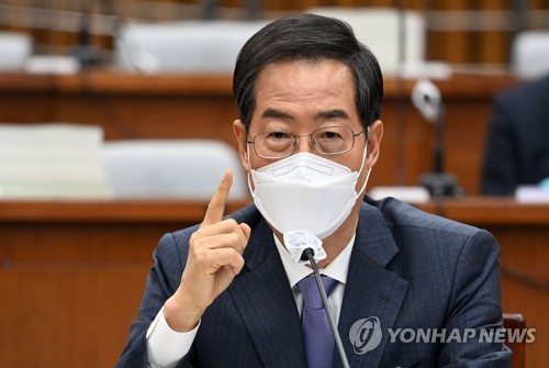 5月2日，在国会人事听证会上，韩悳洙答议员问。 韩联社/联合摄影记者团