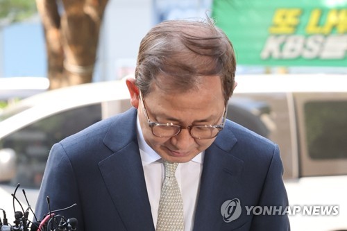 5月3日，在位于首尔汝矣岛韩国教育设施安全院的候选人办公室，金仁喆宣布放弃副总理被提名人资格。 韩联社