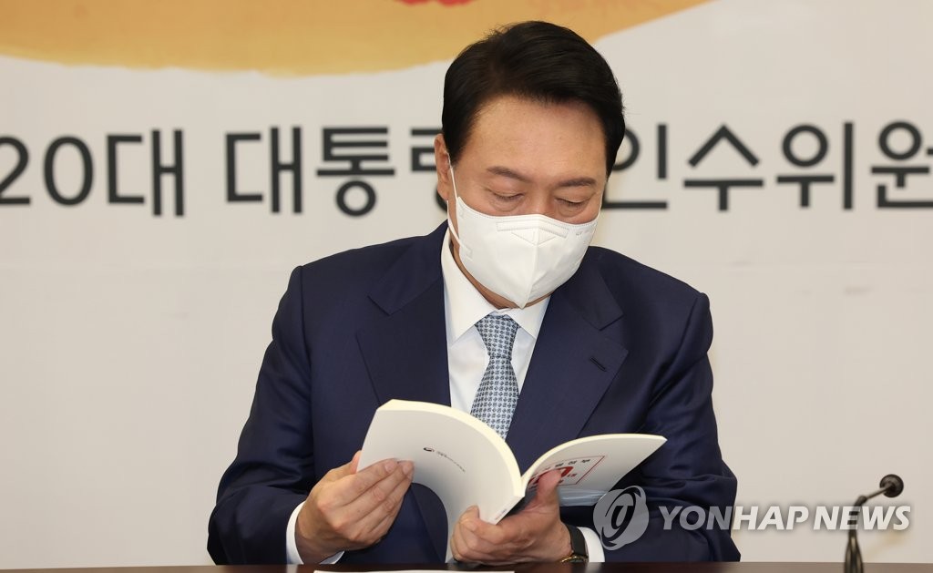 5月3日，在位于首尔市钟路区的总统职务交接委员会办公室，韩国候任总统尹锡悦观看施政课题资料。 韩联社