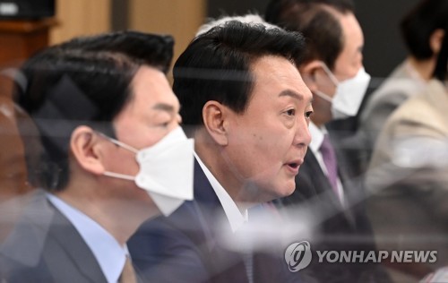 5月3日，在位于首尔市钟路区的总统职务交接委员会办公室，韩国候任总统尹锡悦（左二）在全体会议上发言。 韩联社/联合摄影记者团