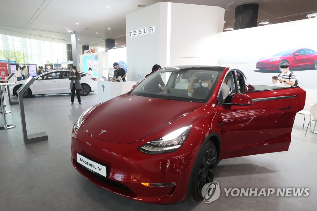 资料图片：2022年5月3日，第9届国际电动汽车博览会在济州国际会展中心举行。图为特斯拉“Model Y ”。 韩联社