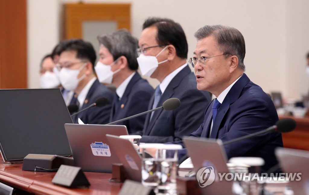 资料图片：5月3日，在韩国总统府青瓦台，总统文在寅（右一）主持召开其任内最后一届国务会议。 韩联社