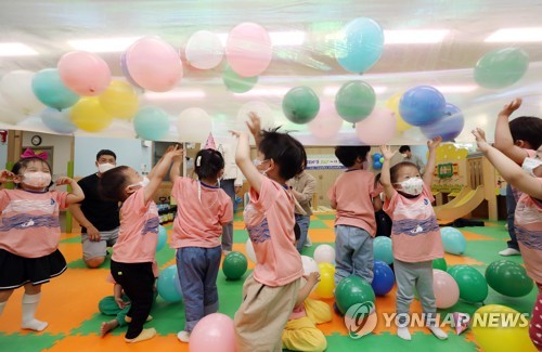资料图片：托儿所的娃娃们开心游戏。 韩联社