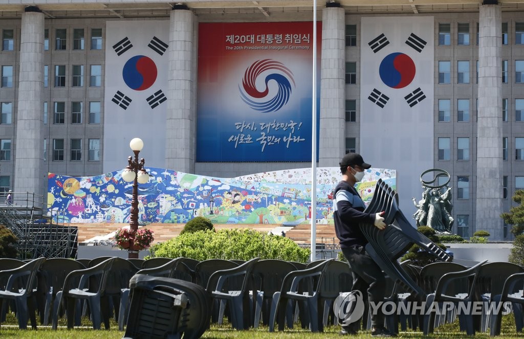 资料图片：5月5日，在首尔汝矣岛国会草坪广场，工作人员正在布置第20届总统就职典礼会场。 韩联社/国会摄影记者团供图（图片严禁转载复制）