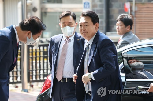 资料图片：5月6日，韩国候任总统尹锡悦（左三）抵达位于首尔市钟路区的总统职务交接委员会办公室。 韩联社