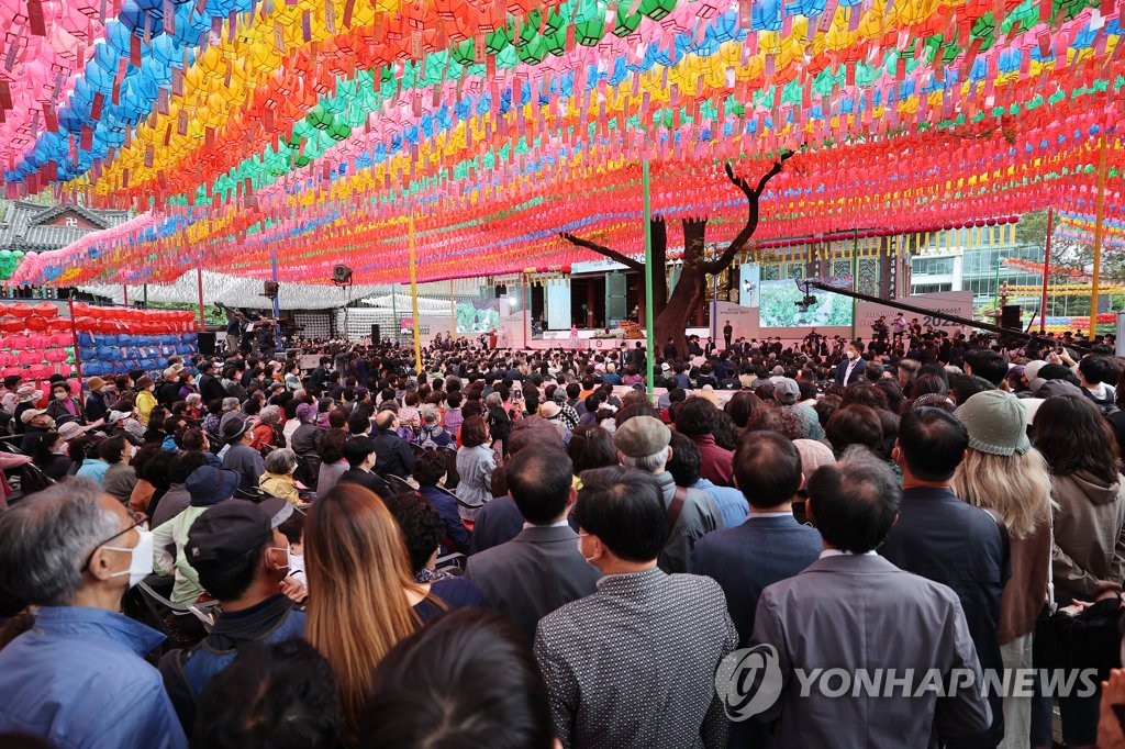 5月8日，在首尔曹溪寺，大批信徒前来参加释迦摩尼诞辰2566周年庆祝法会。 韩联社