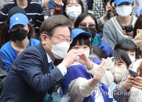 5月8日，在仁川桂阳山的露天舞台，李在明召开记者会宣布参选议员。图为李在明与支持者合影。 韩联社/国会摄影记者团