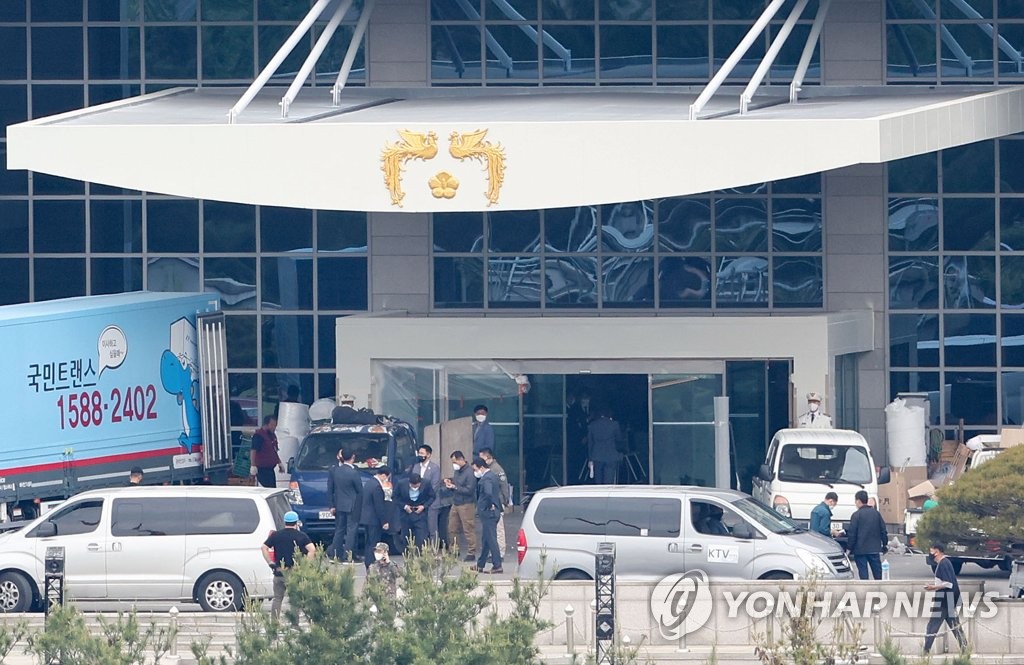 资料图片：首尔国防部大楼镶有象征总统的凤凰标志。图片摄于5月8日。 韩联社
