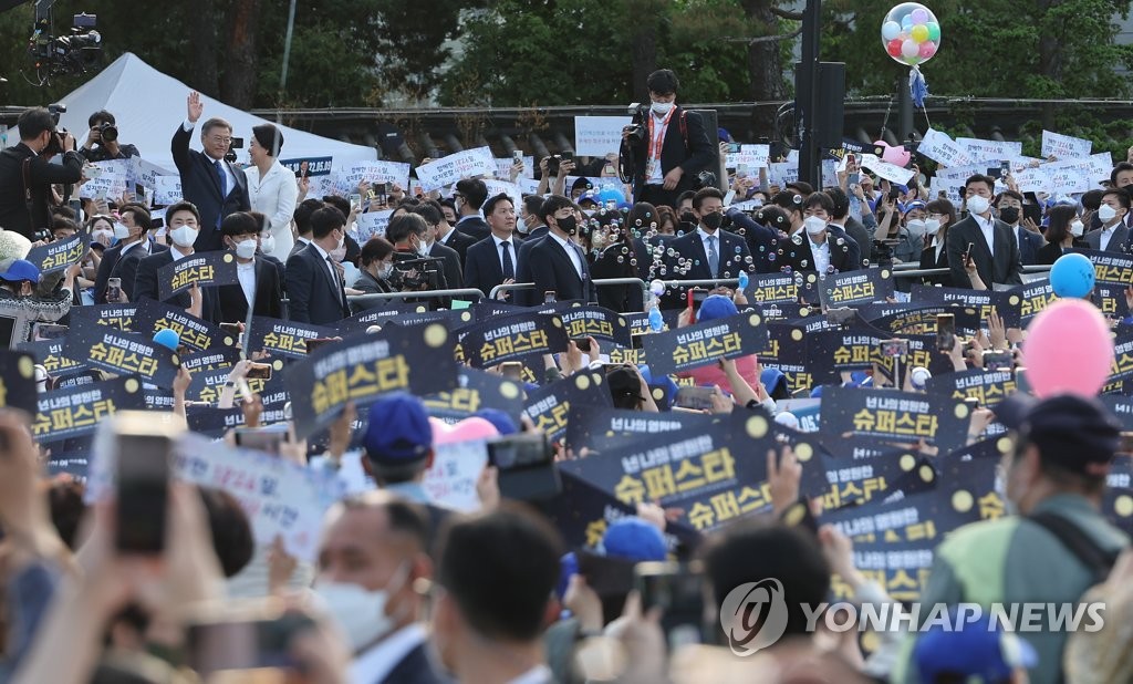 5月9日，欢送文在寅的民众挤满青瓦台广场。 韩联社