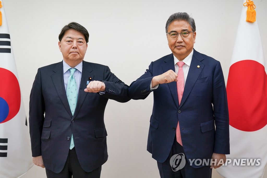 资料图片：5月9日，在首尔，时任韩国外交部长官被提名人朴振（右）与到访的日本外务大臣林芳正举行会谈前，碰肘施礼。 韩联社/外交部供图（图片严禁转载复制）