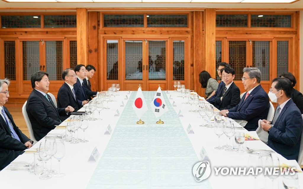 资料图片：5月9日，在首尔，朴振（右二）与林芳正（左二）举行会谈。 韩联社/外交部供图（图片严禁转载复制）