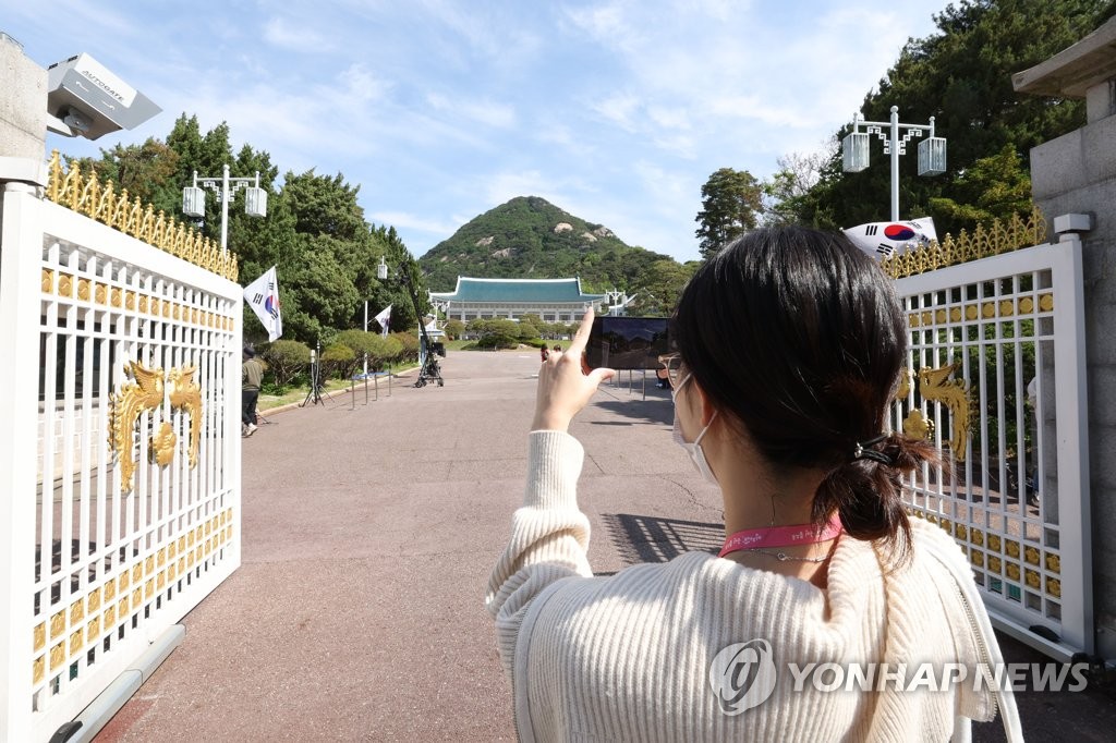 5月10日，在首尔钟路区的青瓦台，一位市民正在拍照。 韩联社/总统交接委记者团