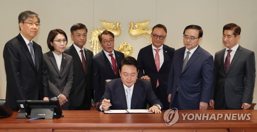 5月10日，在首尔龙山总统府，总统尹锡悦（前）签批国务总理被提名人韩悳洙任命案。 韩联社