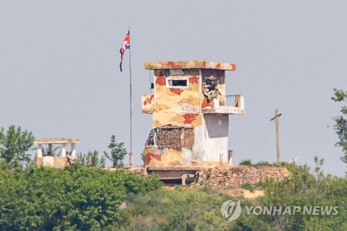 资料图片：7月10日，从京畿道坡州市的韩朝边境地区远眺朝方，朝军士兵正在站岗。 韩联社